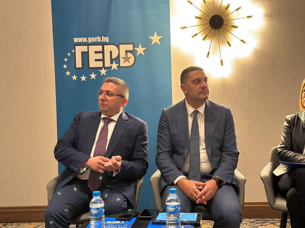  Николай Нанков (вляво) 